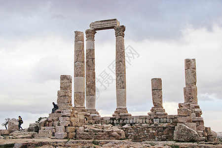 基督教的石柱约旦安曼城堡山上的古罗马遗址背景
