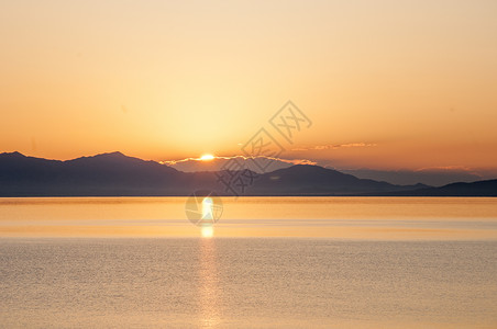 原始海洋新疆赛里木湖湖水日出背景