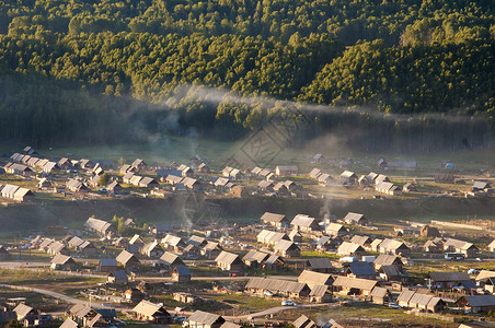 山峰树林新疆禾木木屋白桦林背景