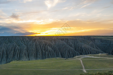 新疆天山牧场牧民人家蓝天白云图片