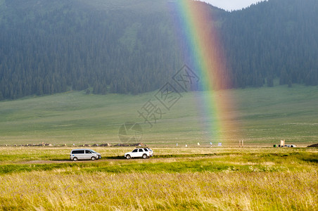 雨后彩虹素材新疆赛里木湖畔雨后彩虹背景