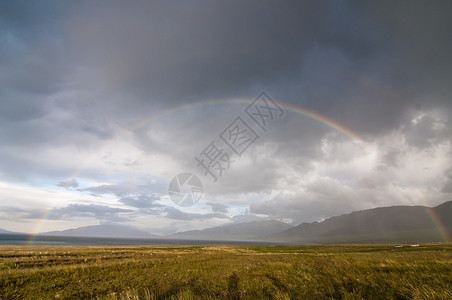一道风景新疆赛里木湖畔雨后彩虹背景