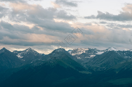 新疆天山山野雪峰背景图片
