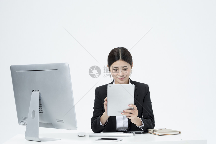 拿着平板电脑的职业女性图片