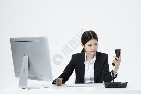 生气电话交谈的职业客服女性图片