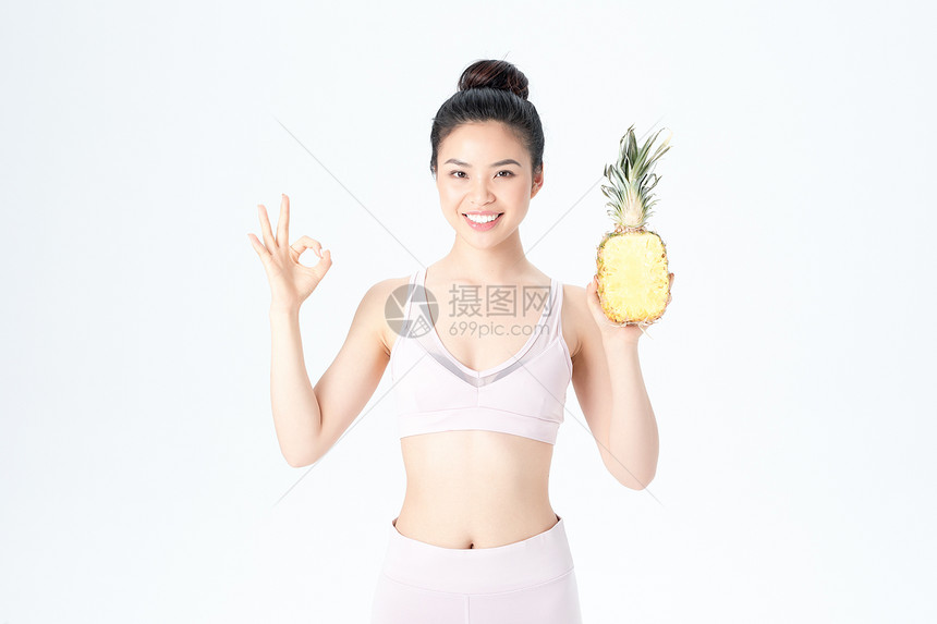 运动健身美女手拿菠萝图片