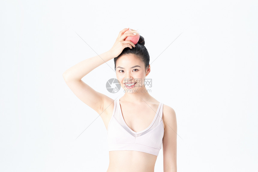 运动健身美女手持苹果图片