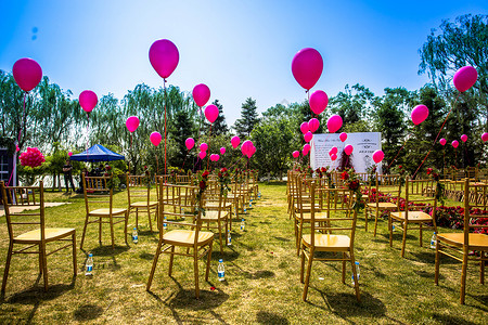 聚集的气球婚礼椅子背景