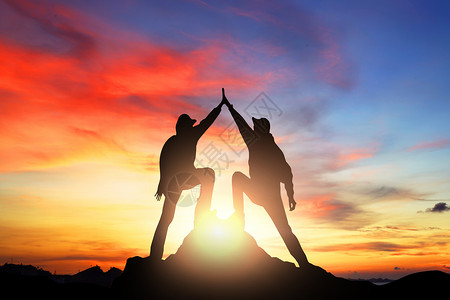 商务团队背影夕阳下的友谊设计图片