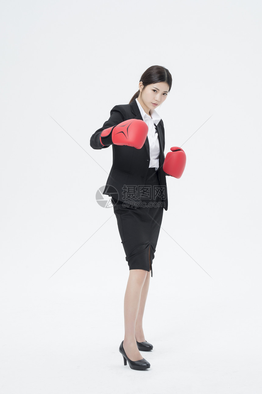 戴着拳击手套的职业女性图片