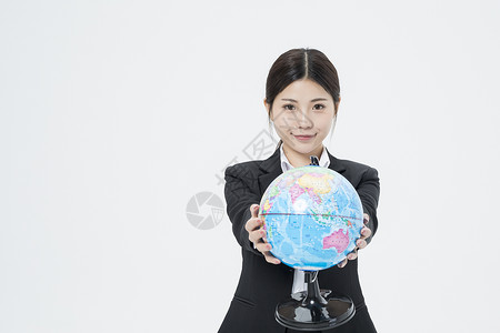 拿着地球仪的职业女性图片