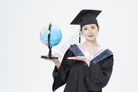 拿着地球仪的毕业女大学生背景图片