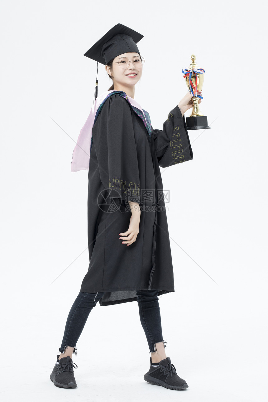 拿着奖杯的毕业女大学生图片