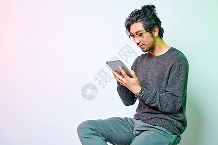 休闲男性色彩创意使用平板电脑动作图片