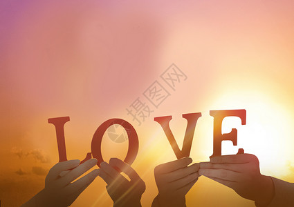 情侣比心双手LOVE字母设计图片