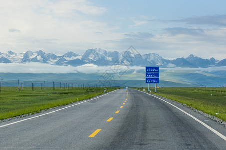 逆光风景新疆独库公路高速路背景