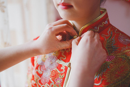 中式婚礼邀请给新娘系纽扣背景