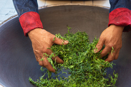 传统春茶新鲜绿茶制茶炒茶过程背景