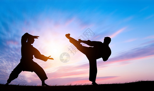 练习武术夕阳下的武术剪影设计图片