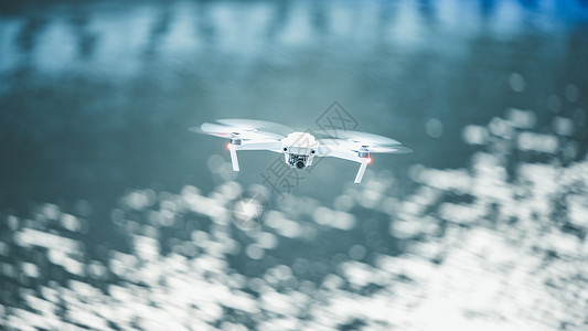 水面上的无人机飞行高清图片素材