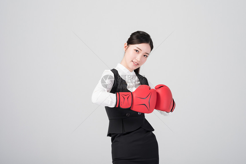 戴着拳击手套的职场女性图片