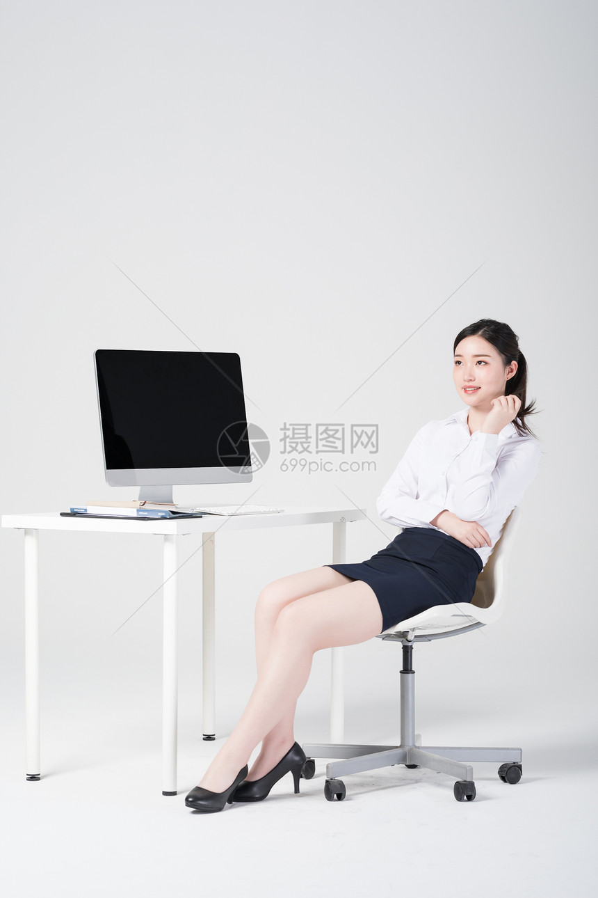 坐在办公桌前的职业女性图片