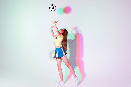 年轻女性色彩创意玩游戏机活力少女足球宝贝形象背景