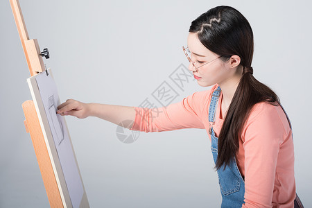 绘画少女正在画画的年轻女生背景