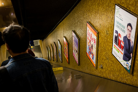 小区电梯广告地铁背景