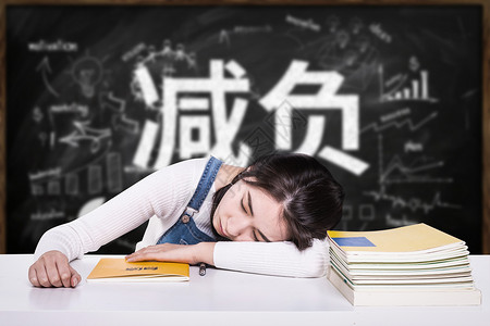 睡眠女性趴着休息的学生设计图片