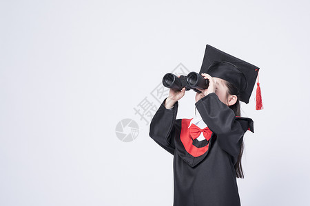 拿着望远镜的毕业小女孩背景图片