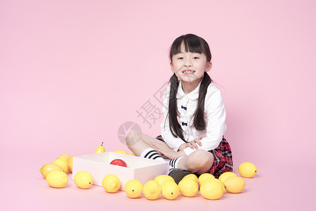 拿着柠檬的小女孩背景图片