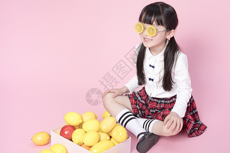 戴着柠檬眼镜的小女孩图片