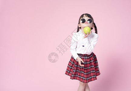 举着球小孩子儿童节小女孩拿着苹果背景