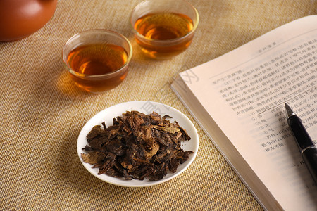 黑茶茶叶在书房里的普洱茶背景