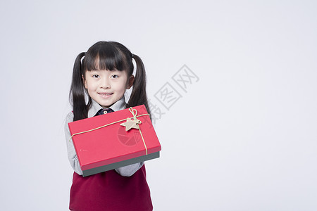 拿着礼物盒子的小女孩背景图片