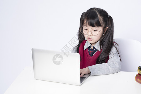 用笔记本电脑学习的小女孩背景图片