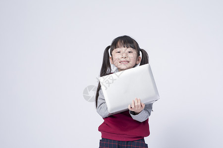 拿着笔记本电脑的小女孩背景图片