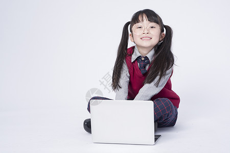拿着电脑的人物拿着笔记本电脑的小女孩背景