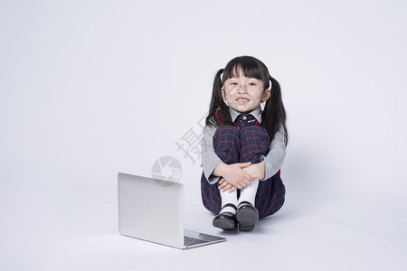 拿着笔记本电脑的小女孩背景图片