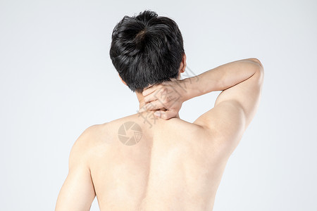 运动男性脖子疼图片