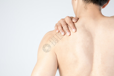 运动男性肩膀疼图片