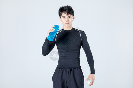 运动男性喝水擦汗休息图片
