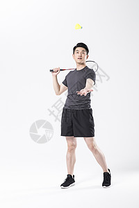 打羽毛球的运动男性图片
