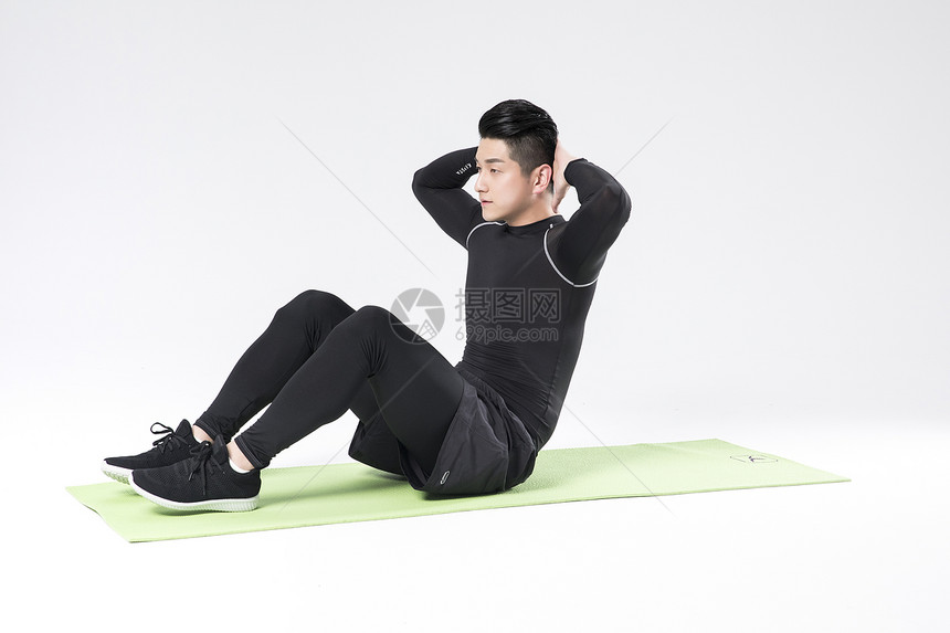 仰卧起坐的运动男性图片