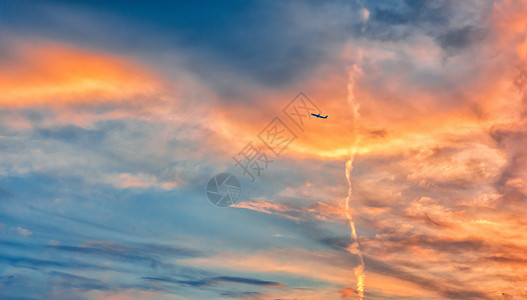 飞机意境素材天空彩霞与飞机背景