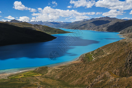 西藏山南地区羊卓雍错湖泊高清图片