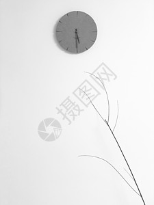 抽象的时钟与树枝背景图片