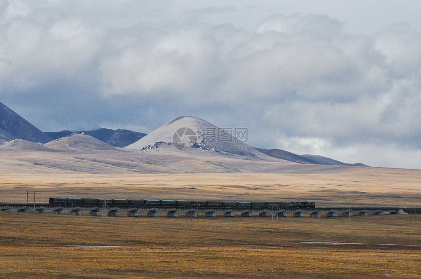 青藏高原上的火车图片