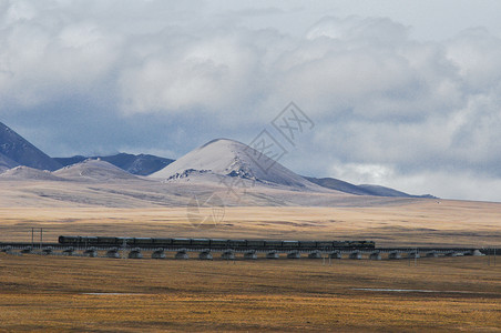 青藏高原上的火车高清图片